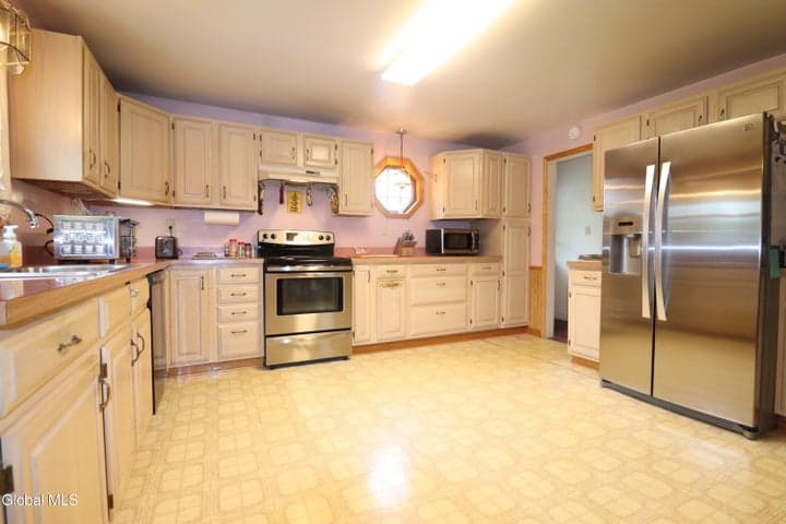 2896 W Lydius Street, Guilderland, NY, photo 4
