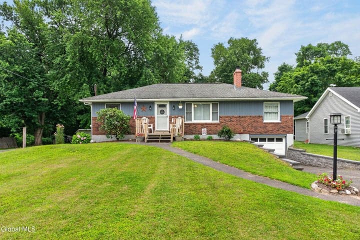27 Asprion Road, Glenmont, NY