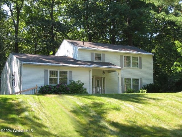 4 Berkshire Drive, Clifton Park, NY