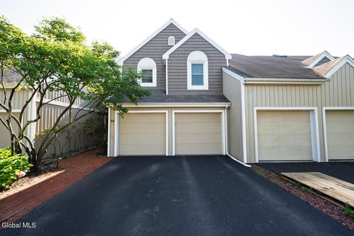 14 Wedgewood Lane, Guilderland, NY
