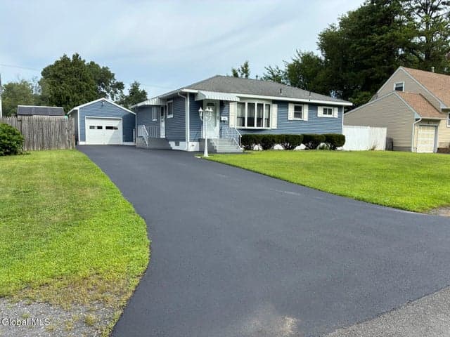 21 Huckleberry Lane, Colonie, NY, photo 2