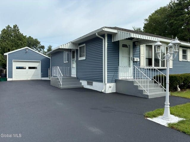 21 Huckleberry Lane, Colonie, NY, photo 3