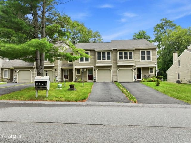10 Flintlock Lane, Halfmoon, NY