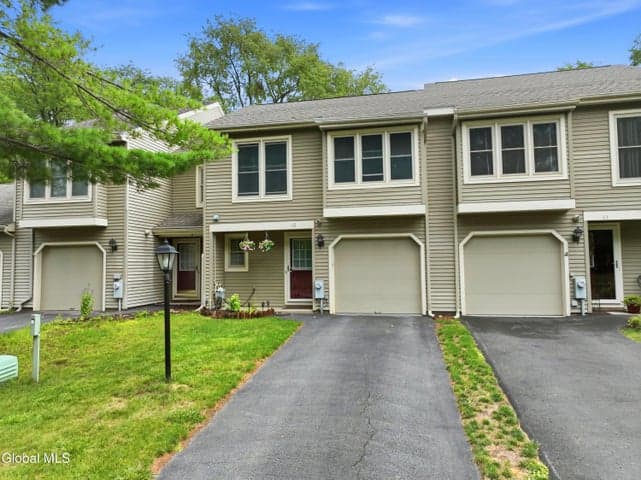 10 Flintlock Lane, Halfmoon, NY, photo 2