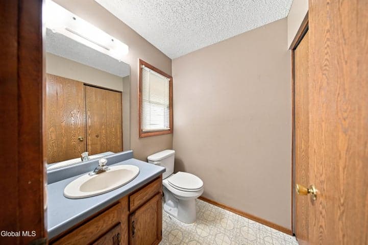 10 Flintlock Lane, Halfmoon, NY, photo 4