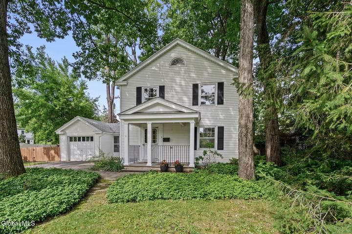 5 Woodridge Road, Delmar, NY
