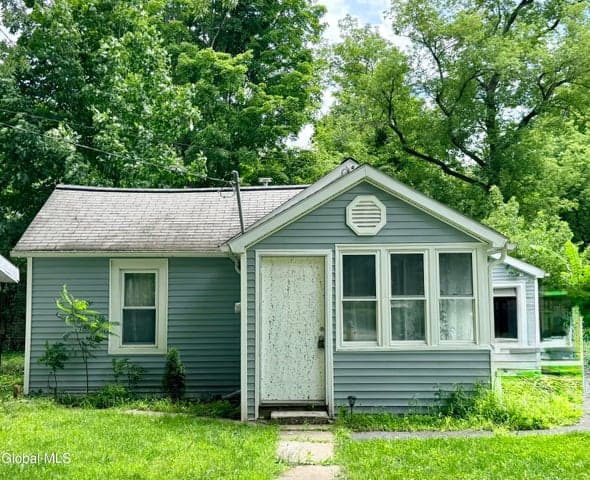 28 Lake Avenue, Nassau, NY