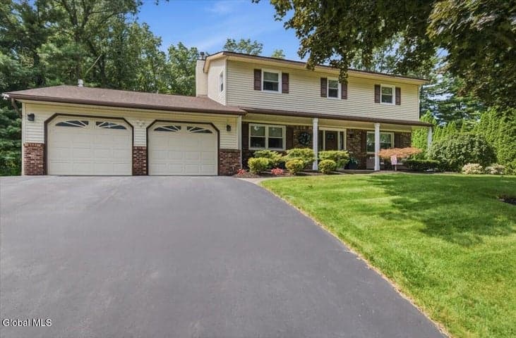 32 Pebble Beach Drive, Clifton Park, NY