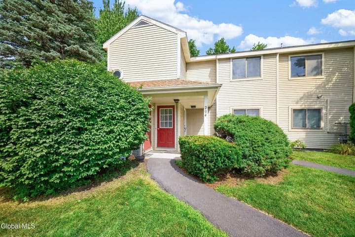 204 Victory Way, Halfmoon, NY