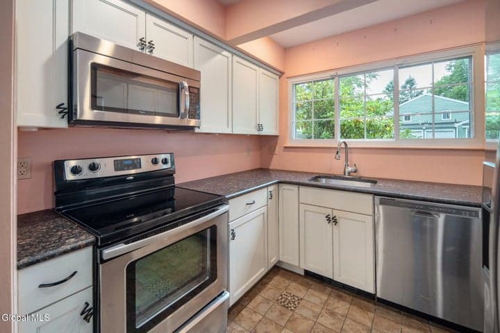22 Spruce Court, Delmar, NY, photo 3