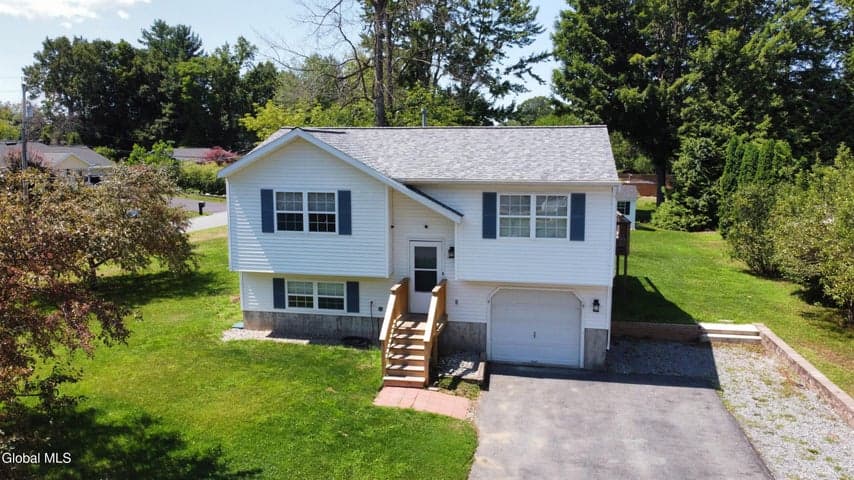 14 Hilton Drive, Moreau, NY