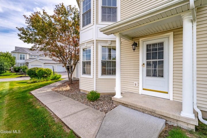 6 Patroon Pointe Drive, Rensselaer, NY