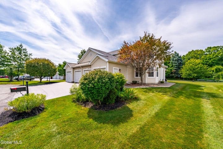 6 Patroon Pointe Drive, Rensselaer, NY, photo 2