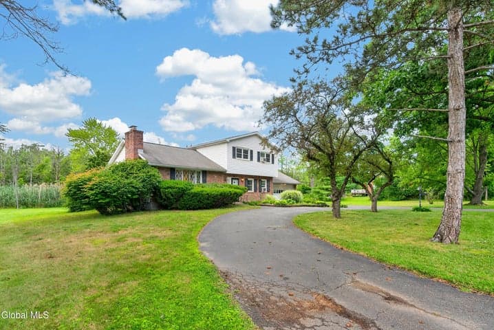 585 Saint David'S Lane, Niskayuna, NY, photo 3