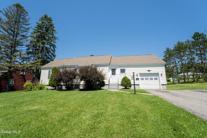10 Highland Road, Amsterdam, NY