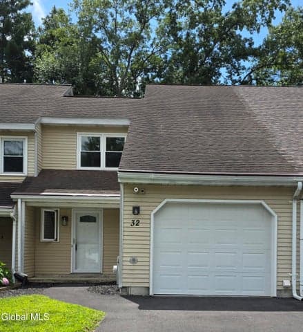 32 Old Coach Road, Clifton Park, NY