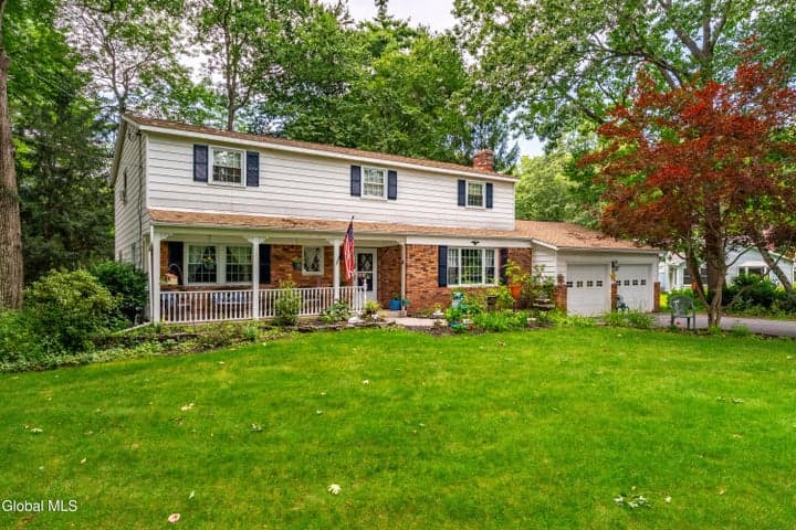 2 Valdepenas Lane, Clifton Park, NY