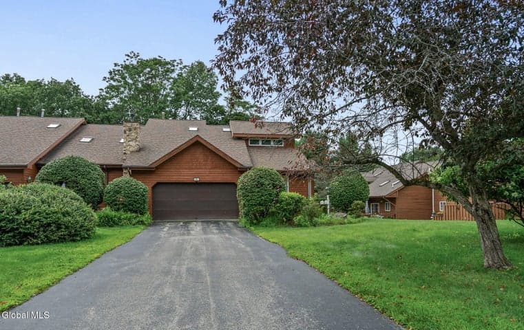 18 Lillian Lane, Troy, NY, photo 3
