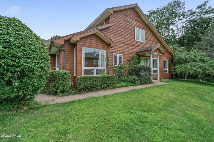18 Lillian Lane, Troy, NY, photo 2