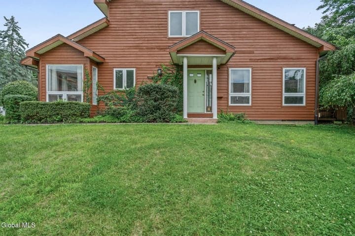 18 Lillian Lane, Troy, NY