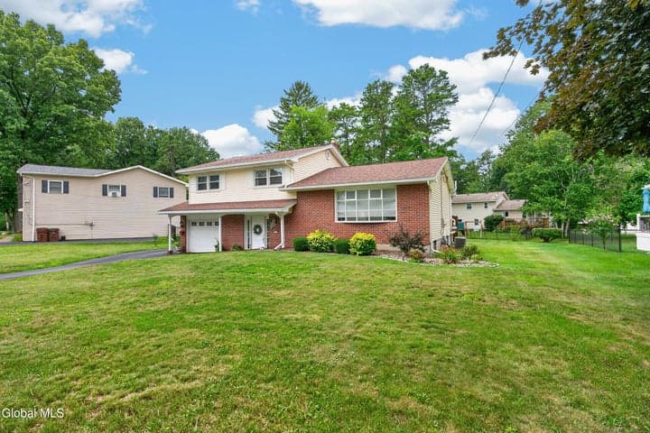 11 Evergreen Drive, Voorheesville, NY, photo 2