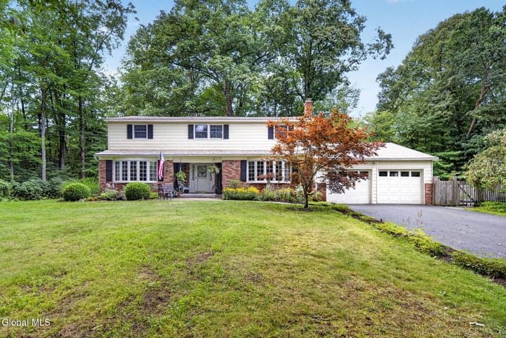 4 Catalpa Court, Clifton Park, NY