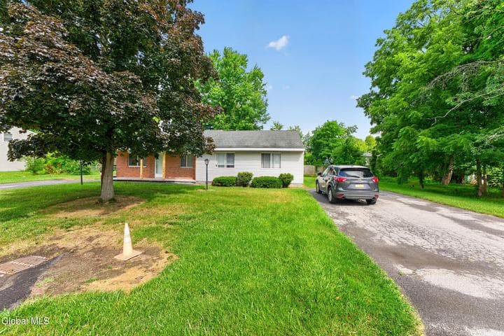 17 Berwyn Street, Colonie, NY