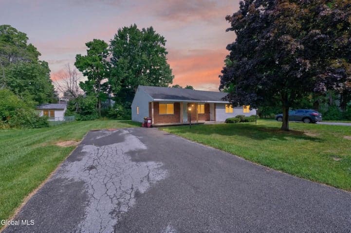 17 Berwyn Street, Colonie, NY, photo 3