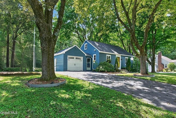 18 E Fernbank Avenue, Delmar, NY