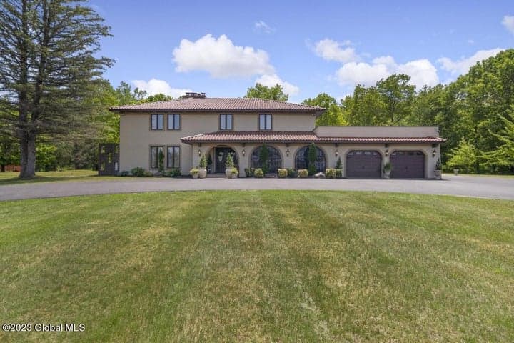 92 Macha Lane, North Greenbush, NY