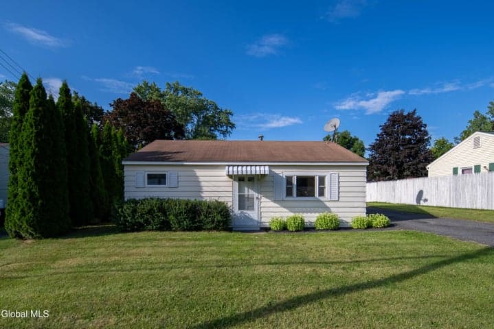 31 Riverview Drive, Colonie, NY