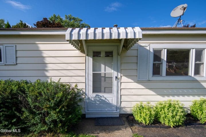 31 Riverview Drive, Colonie, NY, photo 2