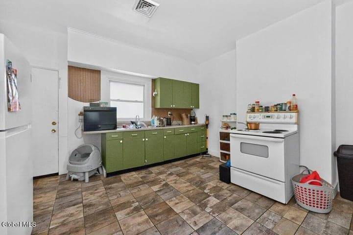 601 Clinton Avenue, Albany, NY, photo 3
