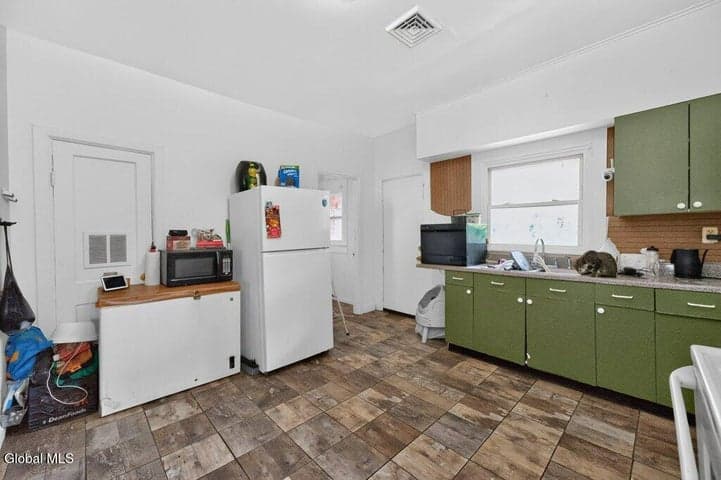 601 Clinton Avenue, Albany, NY, photo 4