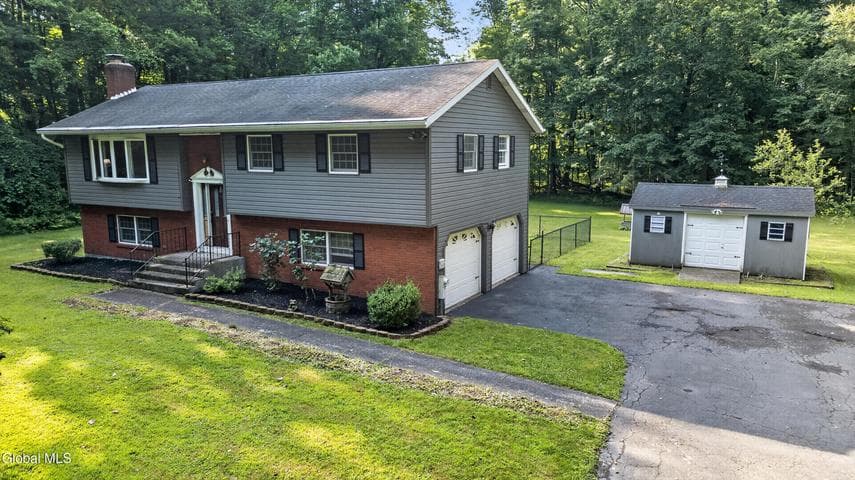 295 Font Grove Road, Slingerlands, NY