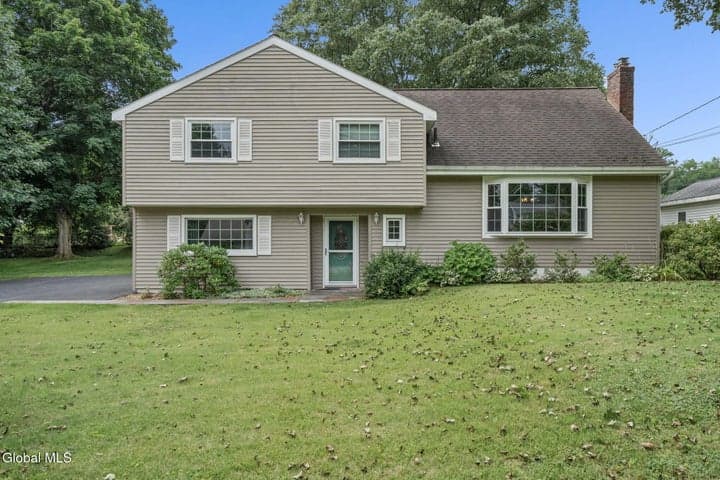 12 Lancaster Drive, Glenville, NY