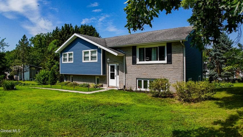 10 Bayberry Drive, Schodack, NY