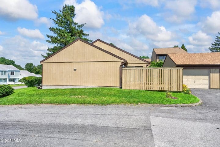901 Huntington Court, East Greenbush, NY, photo 3