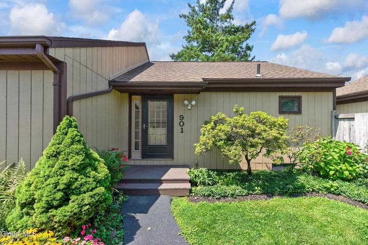901 Huntington Court, East Greenbush, NY