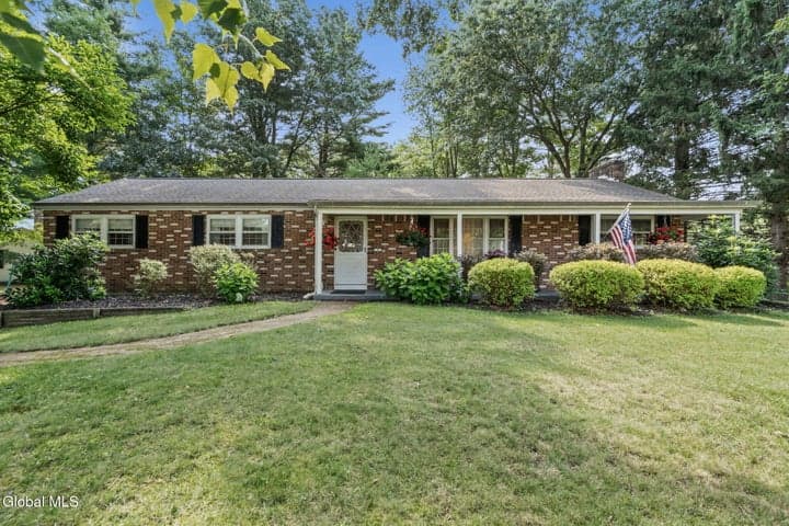 7 Rolling Brook Court, Clifton Park, NY, photo 1