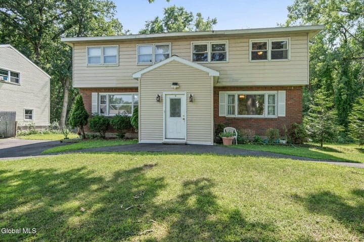 1 Dowling Road, Colonie, NY