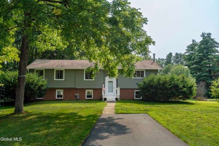 11 Donna Drive, Wilton, NY, photo 2