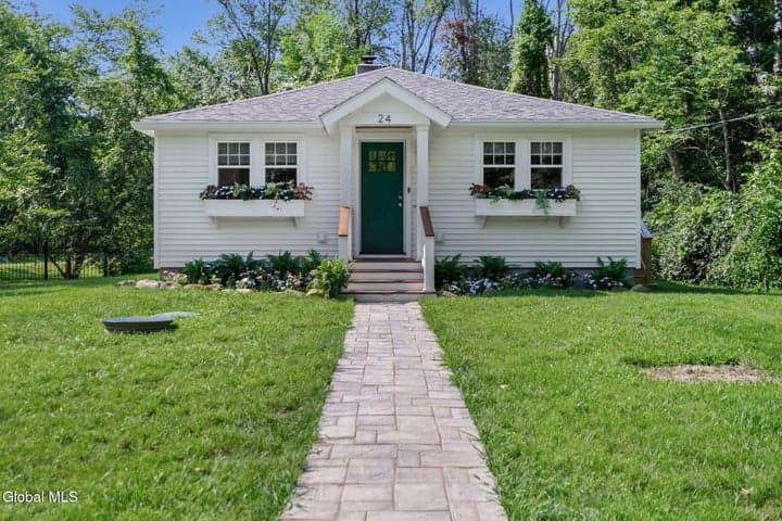 24 Kaydeross Avenue W, Saratoga Springs, NY, photo 1