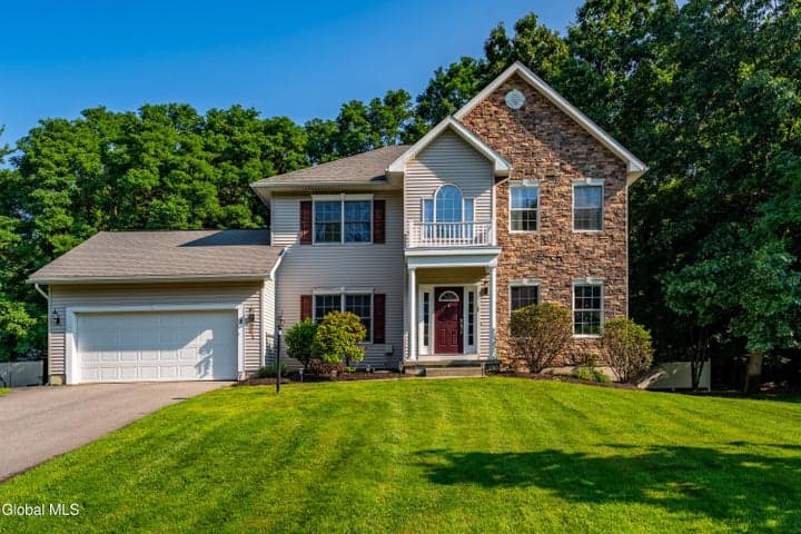 8 Ryan Court, Clifton Park, NY, photo 1
