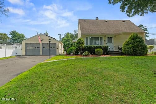 10 Murrlin Drive, Delmar, NY, photo 2