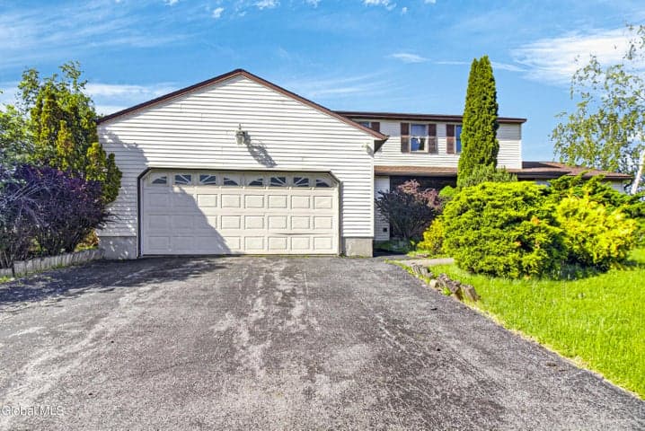 7195 Opal Drive, Liverpool, NY, photo 3
