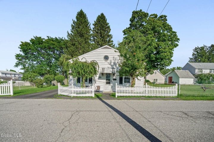 12 Grapevine Place, Latham, NY, photo 1