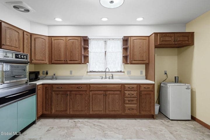 25 Van Dyke Avenue, Amsterdam, NY, photo 4