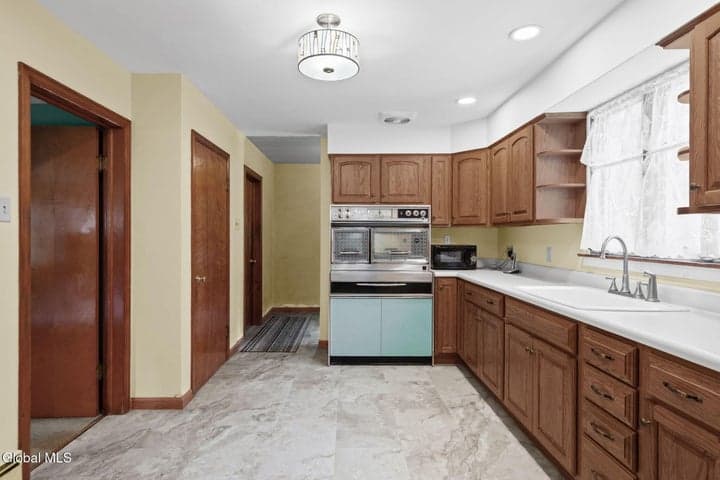 25 Van Dyke Avenue, Amsterdam, NY, photo 3