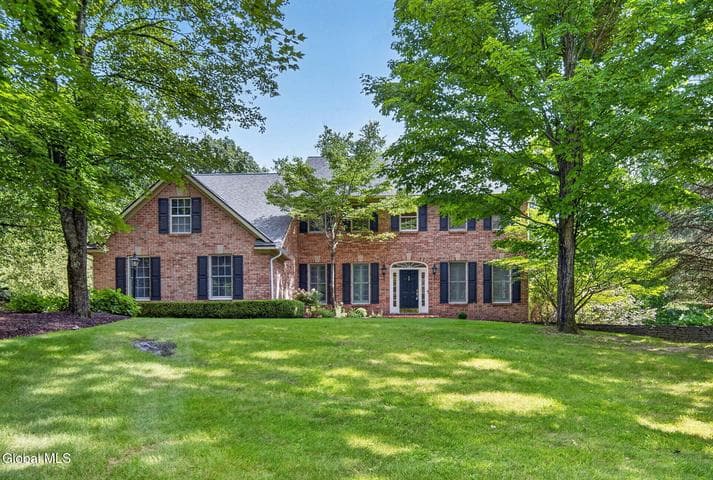 39 Indian Pipe Drive, North Greenbush, NY